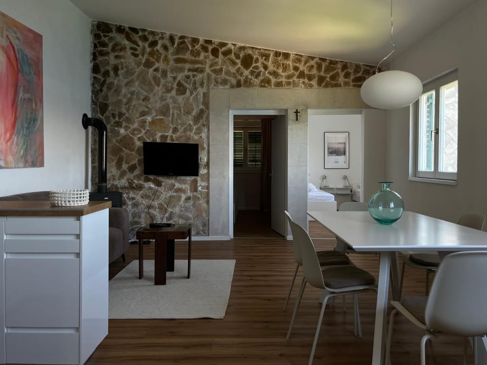 TV and multimedia, Kitchen or kitchenette, Living room, Dining area
