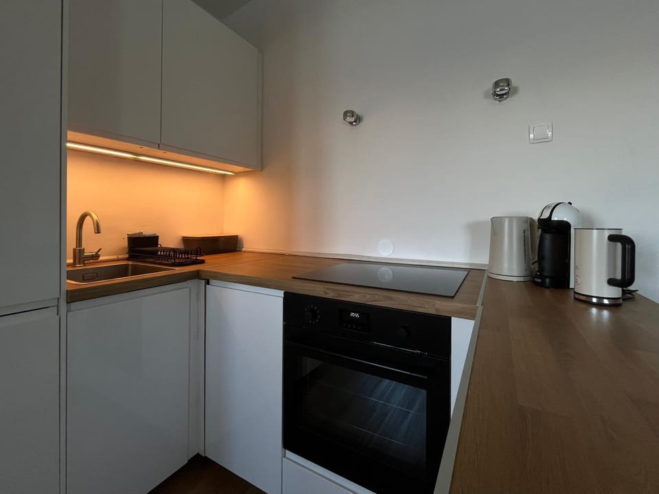 Coffee/tea facilities, Kitchen or kitchenette, stove, toaster