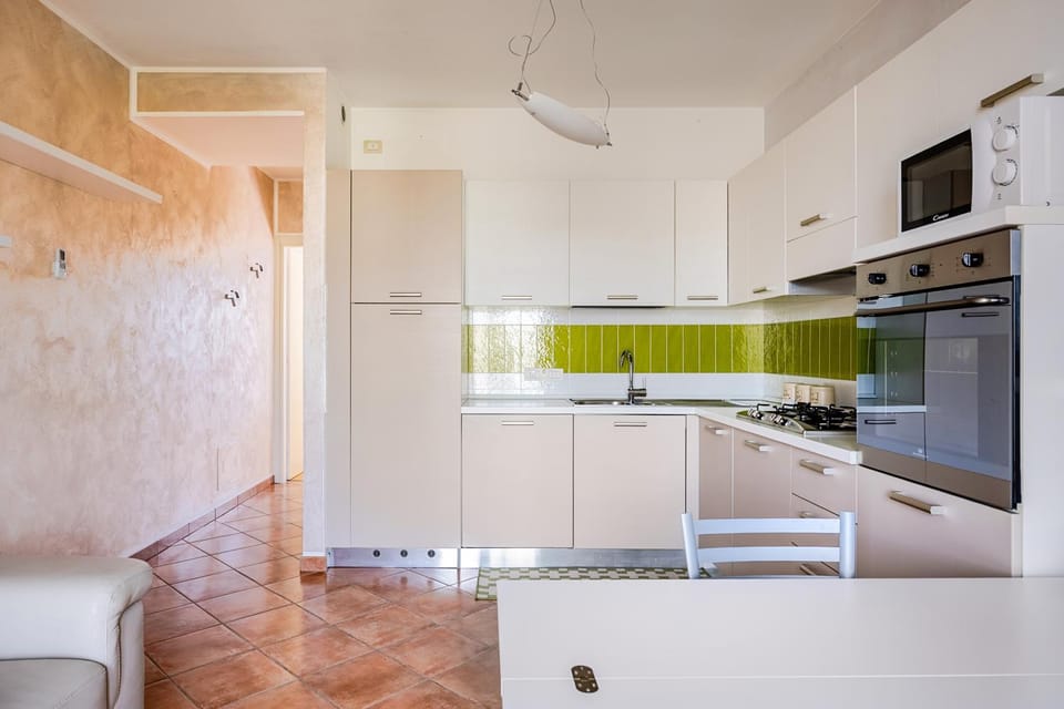 Kitchen or kitchenette, dishwasher, oven, kitchen