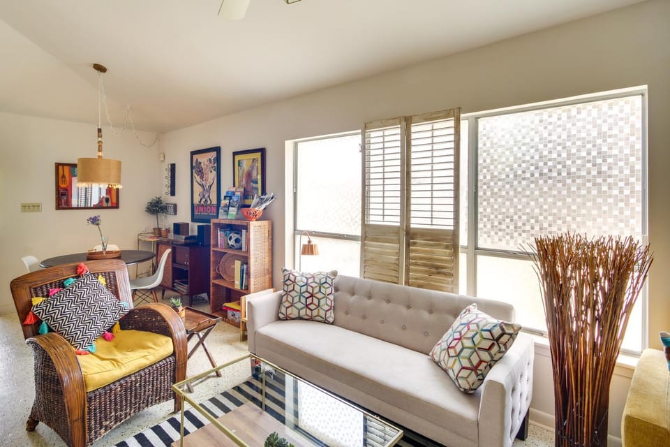 1 Block to Beach: Biloxi Hidden Gem w/ Gulf View Apartment in Biloxi