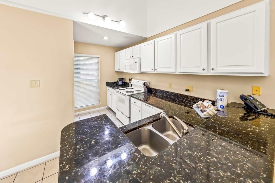 Lakefront Condo with Pools Gym & Hot Tub Apartment in Fairfield Harbour