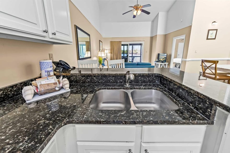Lakefront Condo with Pools Gym & Hot Tub Apartment in Fairfield Harbour