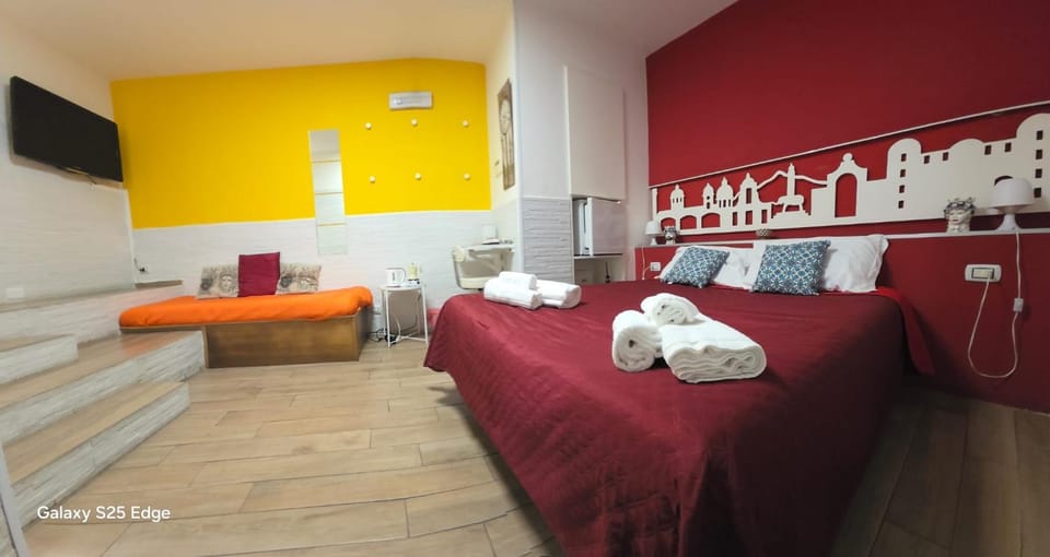 Bed, TV and multimedia, Photo of the whole room, Bedroom, towels