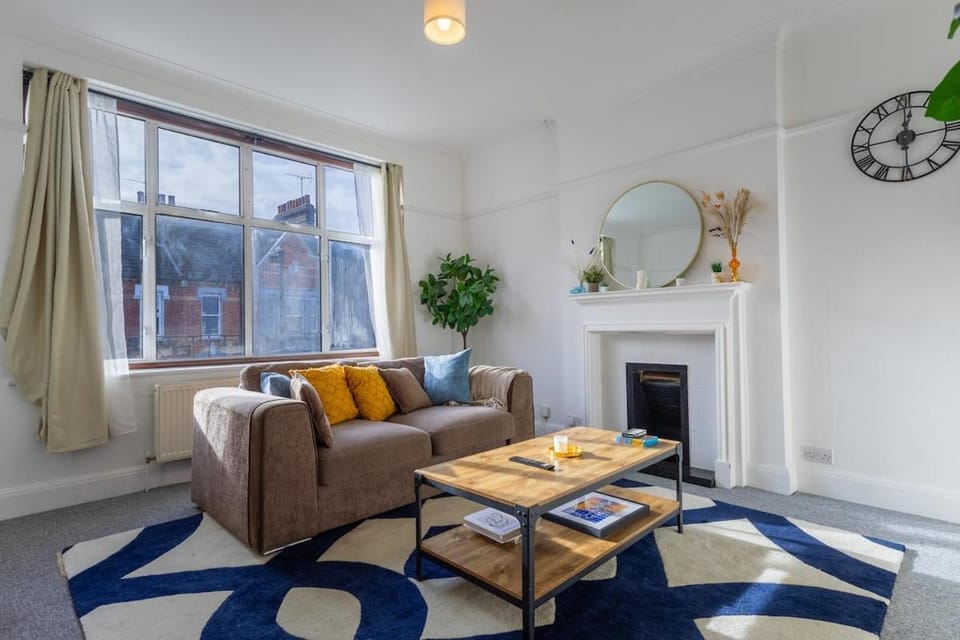 Bright and Spacious 3 Bed Apartment in London