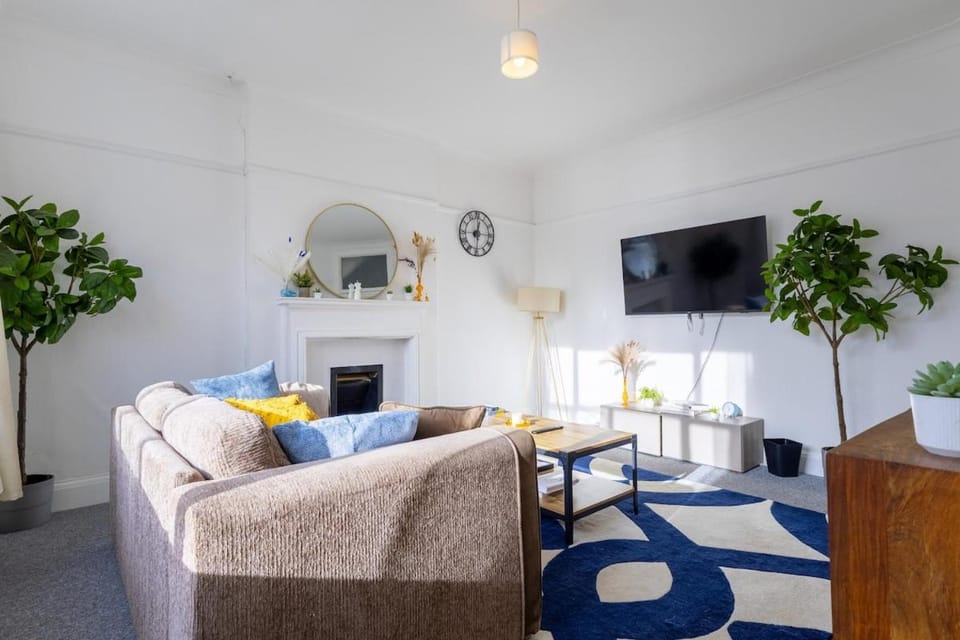 Bright and Spacious 3 Bed Apartment in London