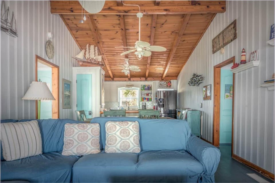 Ocean front,pet friendly,fenced yard House in Oak Island