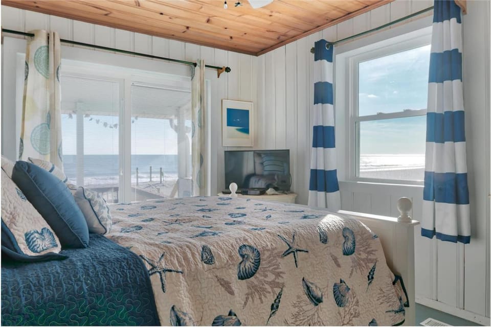 Ocean front,pet friendly,fenced yard House in Oak Island