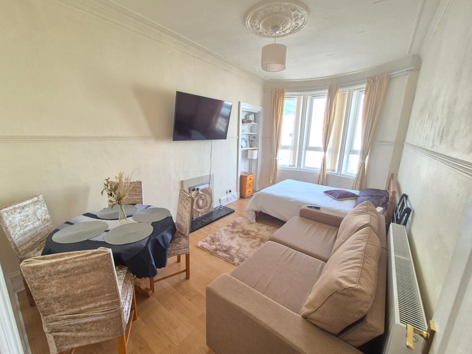 Bed, TV and multimedia, Seating area, Dining area
