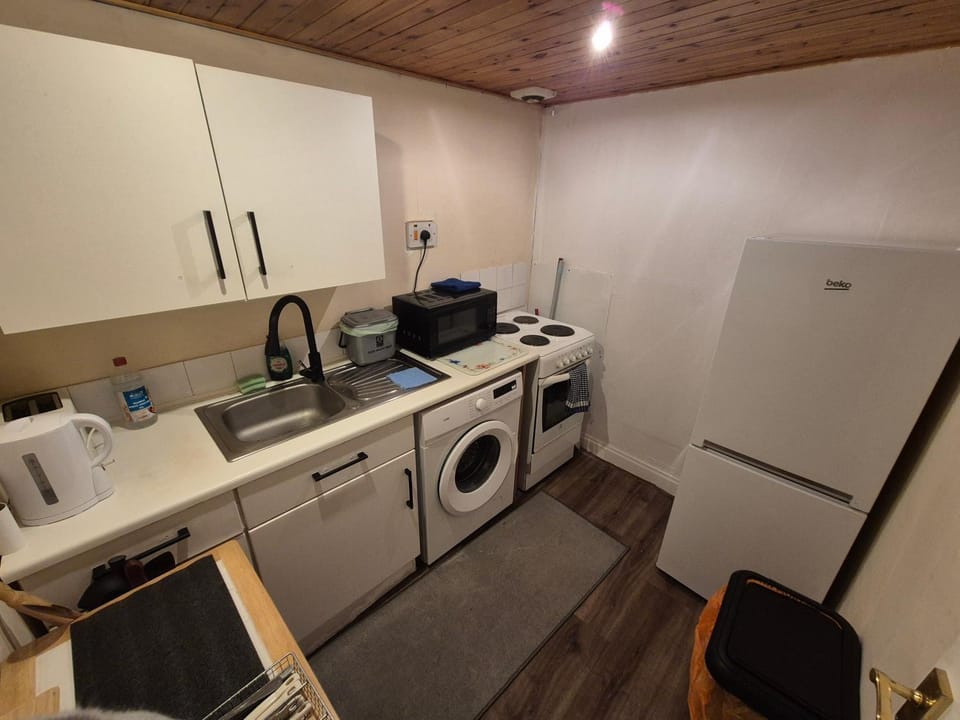 Kitchen or kitchenette, oven, toaster, washing machine