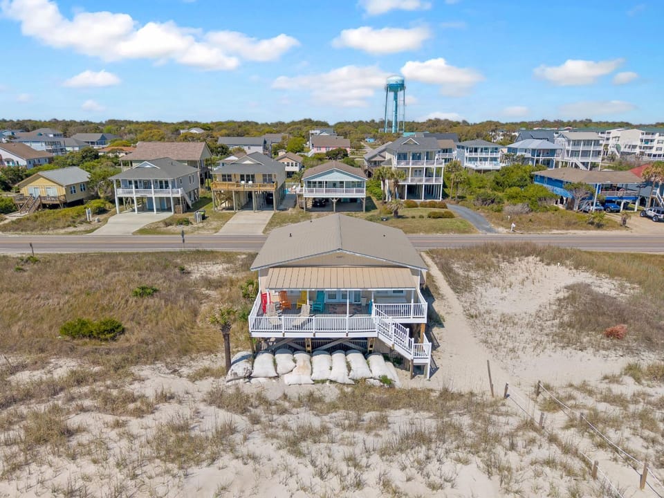 Oceanfront, pet friendly, fenced yard House in Oak Island