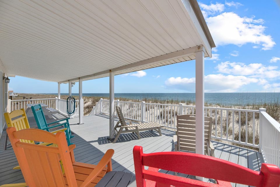 Oceanfront, pet friendly, fenced yard House in Oak Island