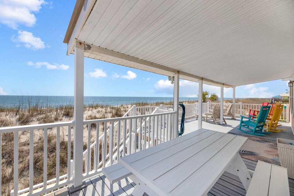 Oceanfront, pet friendly, fenced yard House in Oak Island