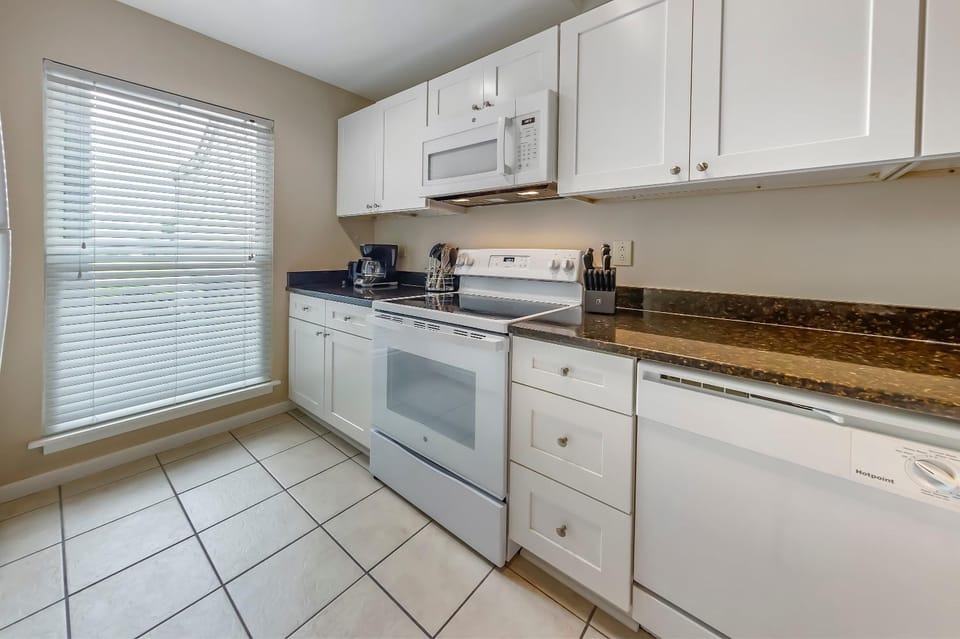 Lakefront Condo with Indoor & Outdoor Pools - New Bern House in Fairfield Harbour