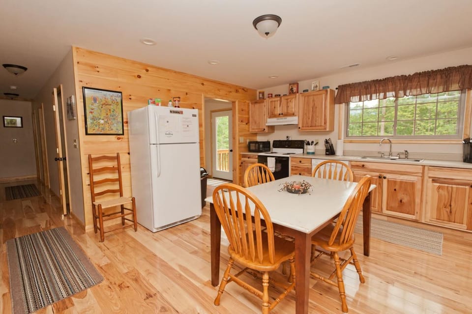 Old Wagon Ridge Cozy Mountain Escape with Hot Tub & Views House in Shenandoah Valley