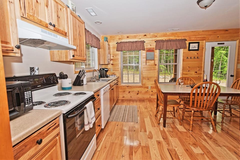 Old Wagon Ridge Cozy Mountain Escape with Hot Tub & Views House in Shenandoah Valley