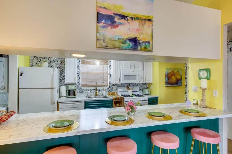 Walk to Beach! Romantic 'Deja View' Apt in Biloxi House in Biloxi