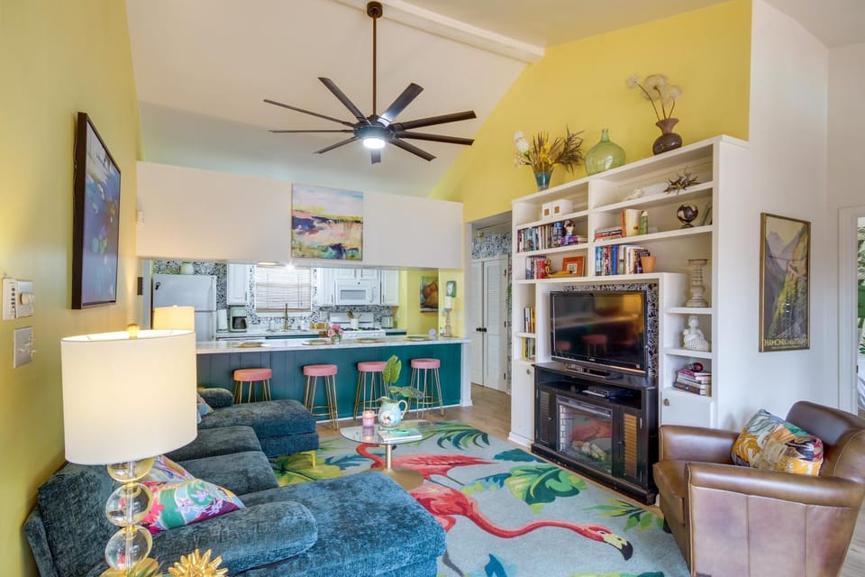 Walk to Beach! Romantic 'Deja View' Apt in Biloxi House in Biloxi
