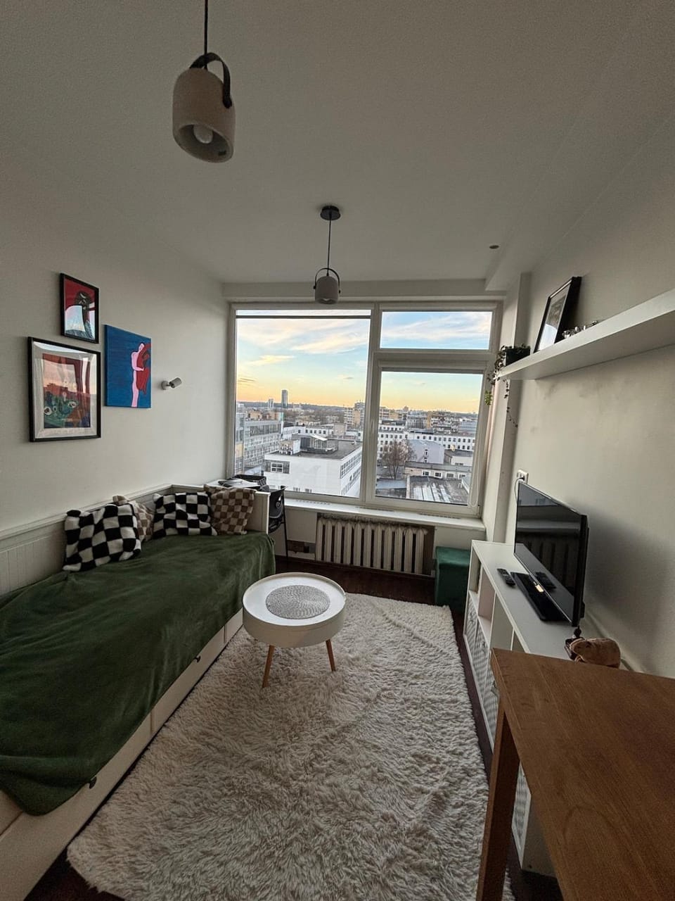 Communal lounge/ TV room, Bed, TV and multimedia, Living room, Seating area, Bedroom