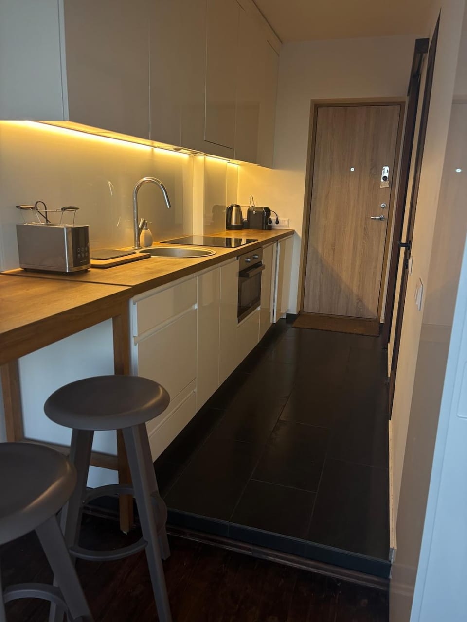 Coffee/tea facilities, Kitchen or kitchenette, stove, toaster