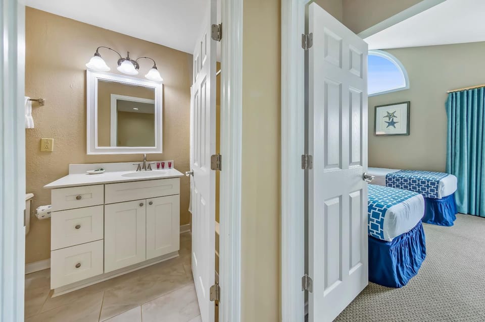 Lakefront Condo with Indoor Pool Hot Tub & Resort Access House in Fairfield Harbour