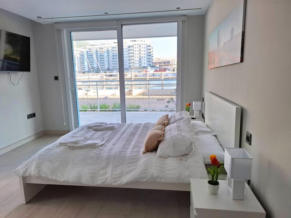 Bed, TV and multimedia, Bedroom, City view, City view, Sea view, Sea view, Street view, Street view, internet, internet, safe, safe, towels, towels