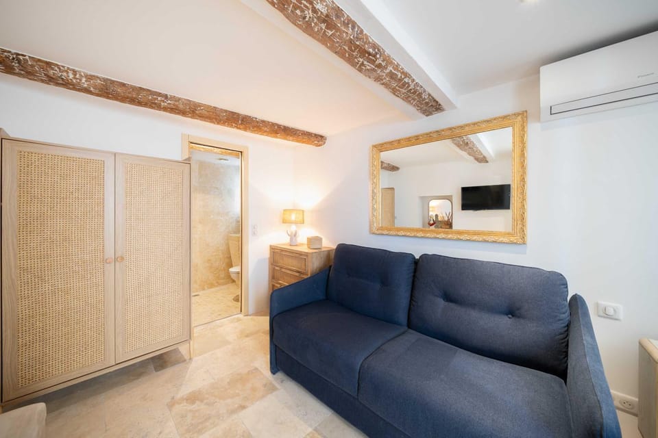 Living room, Photo of the whole room