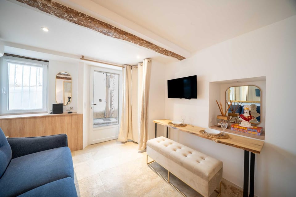 TV and multimedia, Kitchen or kitchenette, Living room, Photo of the whole room, Seating area