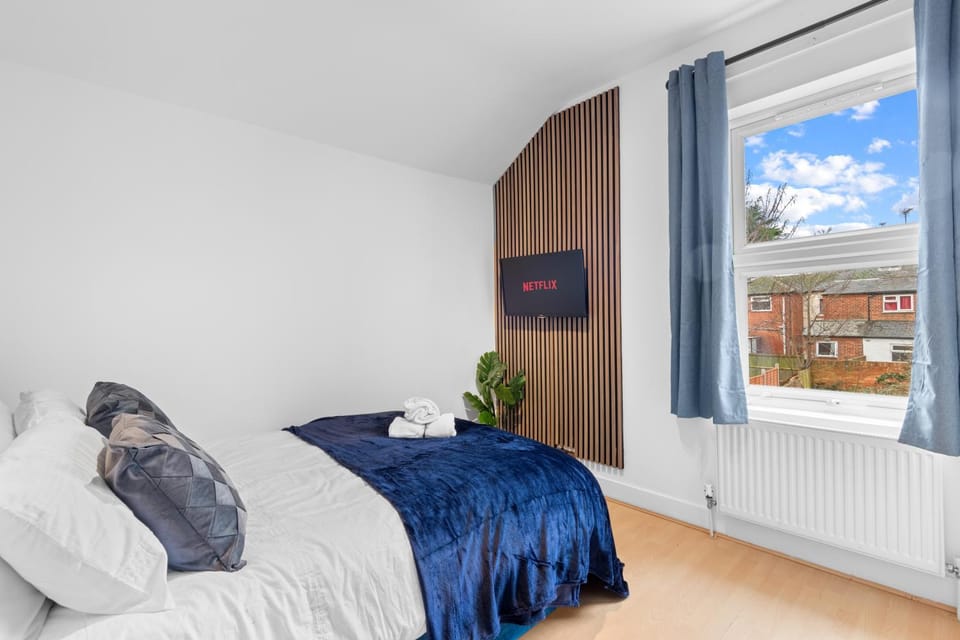 Stylish & Spacious 4-Bed Home, Contractors & Groups Welcome House in Reading
