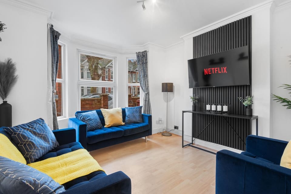 Stylish & Spacious 4-Bed Home, Contractors & Groups Welcome House in Reading