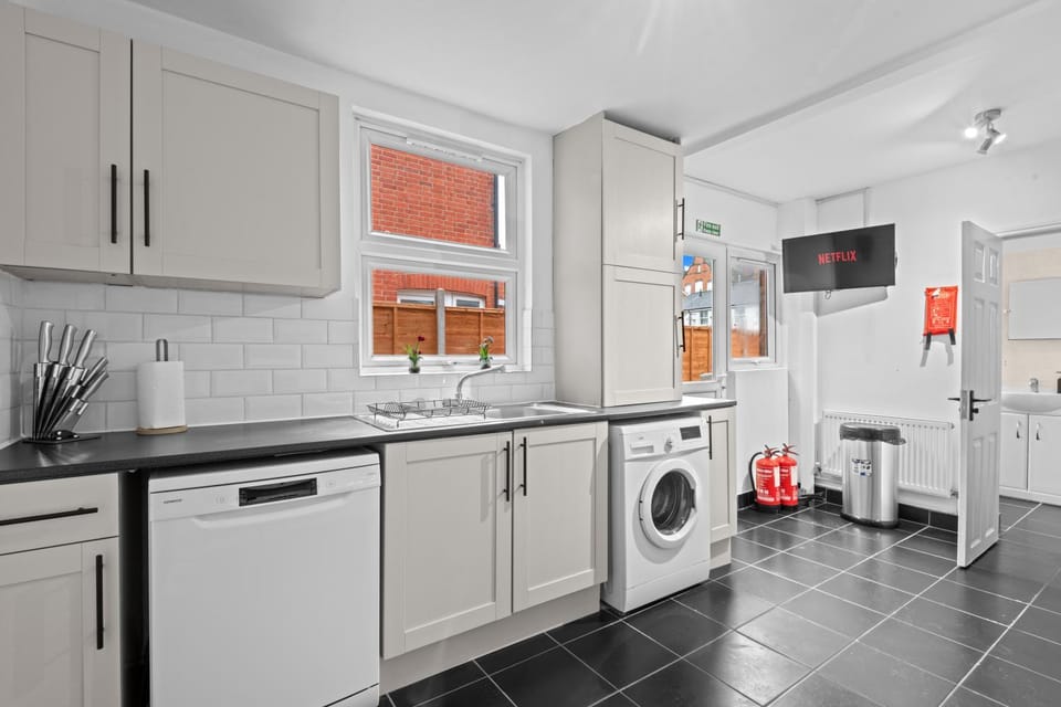 Stylish & Spacious 4-Bed Home, Contractors & Groups Welcome House in Reading