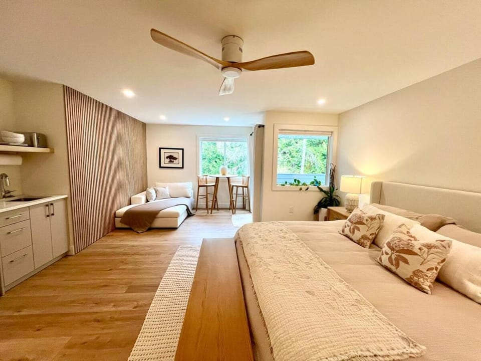 NEW Modern Oceanside Suite with King Bed, Water Views, Resort Pool & Hot Tub Apartment in Vancouver Island