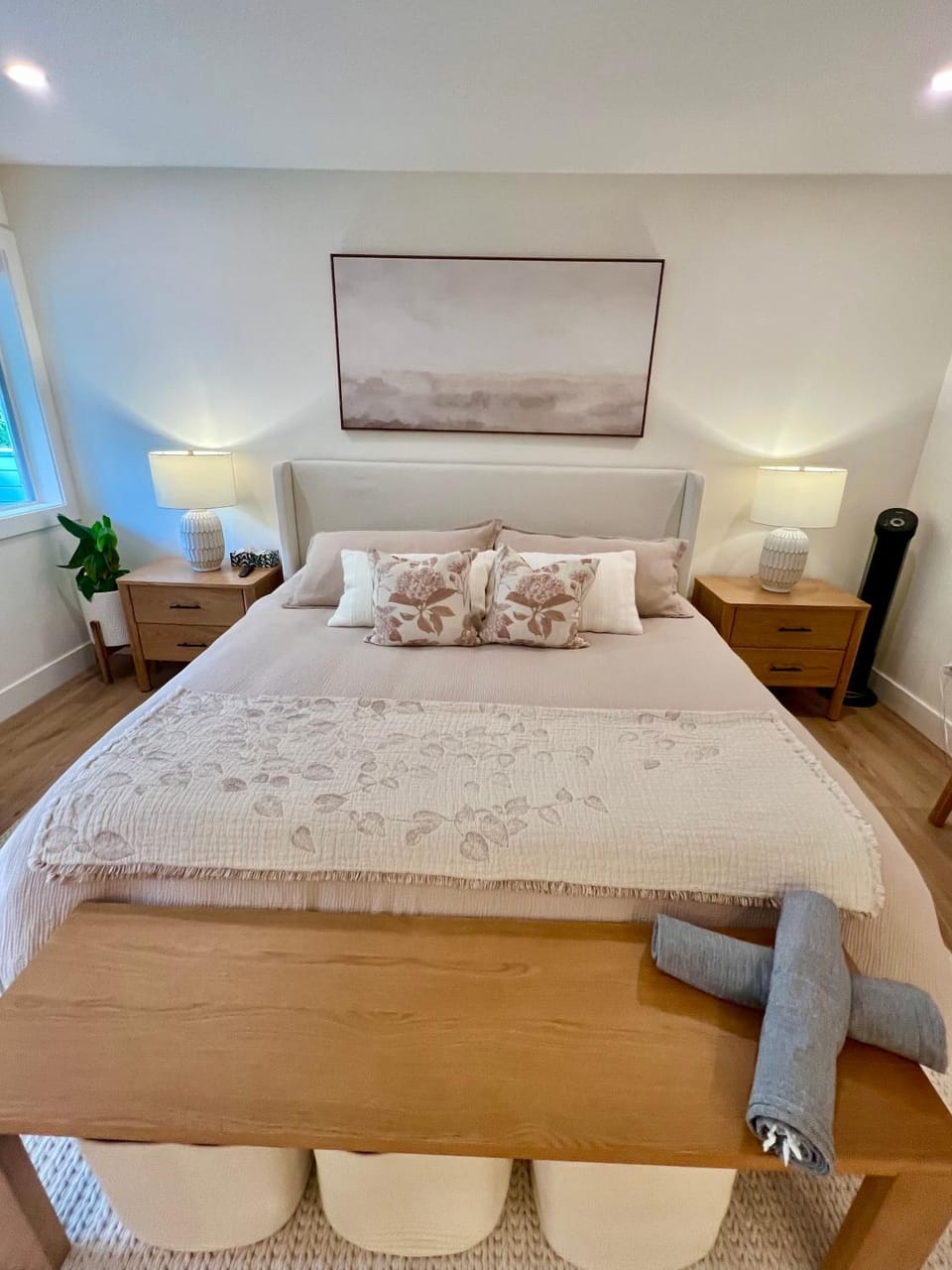 NEW Modern Oceanside Suite with King Bed, Water Views, Resort Pool & Hot Tub Apartment in Vancouver Island