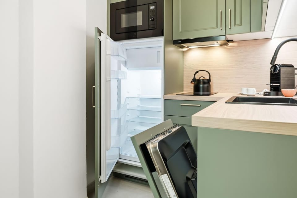 Kitchen or kitchenette, dishwasher, stove
