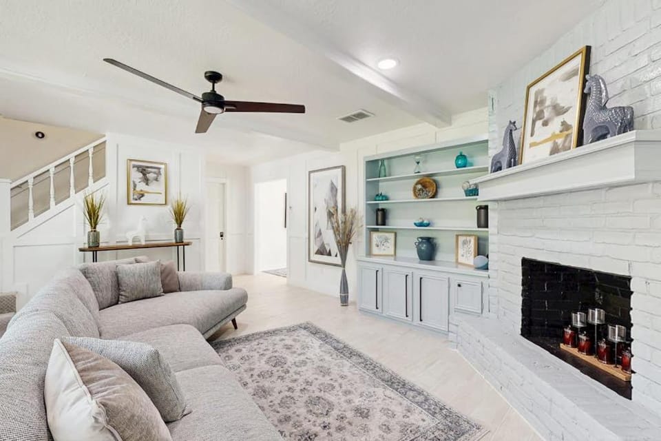 Lake Grove Retreat House in Conroe