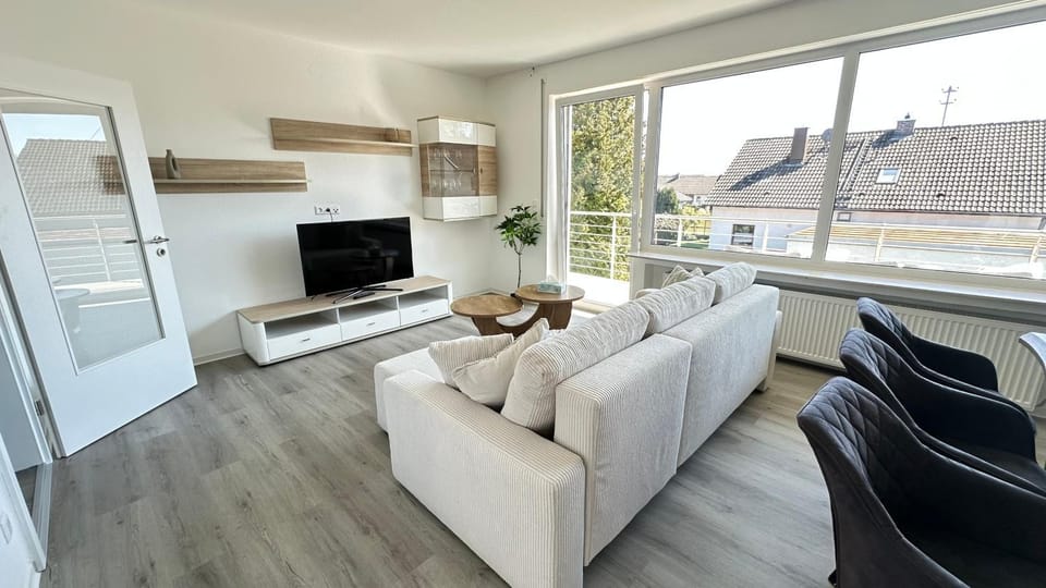 10 min von Legoland entfernter Familienhaus, Sonnige Familienfreundliche, große 100m2, 3 Zimmerwohnung, Whirlpool im Garten, NETFLIX, WLAN, fürs erste Frühstück gefüllter Kühlschrank, wunderschöner Balkon, privater Parkplatz My Luxury Apartments Apartment in Bavaria
