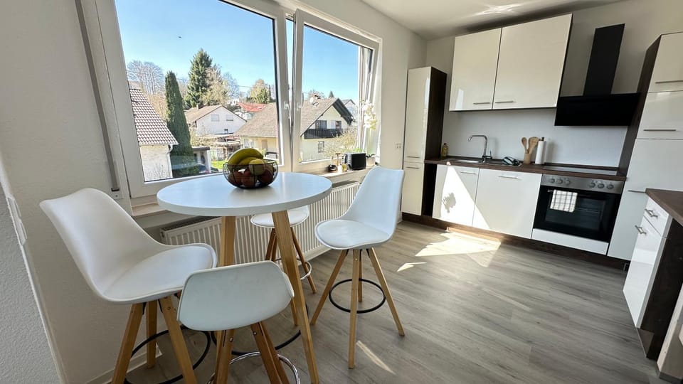 10 min von Legoland entfernter Familienhaus, Sonnige Familienfreundliche, große 100m2, 3 Zimmerwohnung, Whirlpool im Garten, NETFLIX, WLAN, fürs erste Frühstück gefüllter Kühlschrank, wunderschöner Balkon, privater Parkplatz My Luxury Apartments Apartment in Bavaria