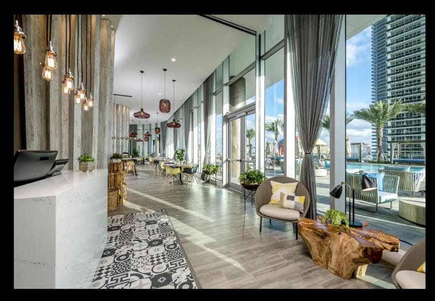 LYFE RESORT Hollywood Beach Pool, Spa, Beachfront Apartment in Hollywood Beach