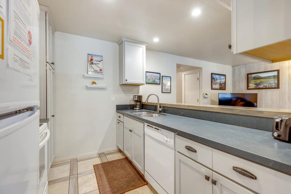 Condo 1 Mi to Village | Pool + Resort Amenities House in Mammoth Lakes