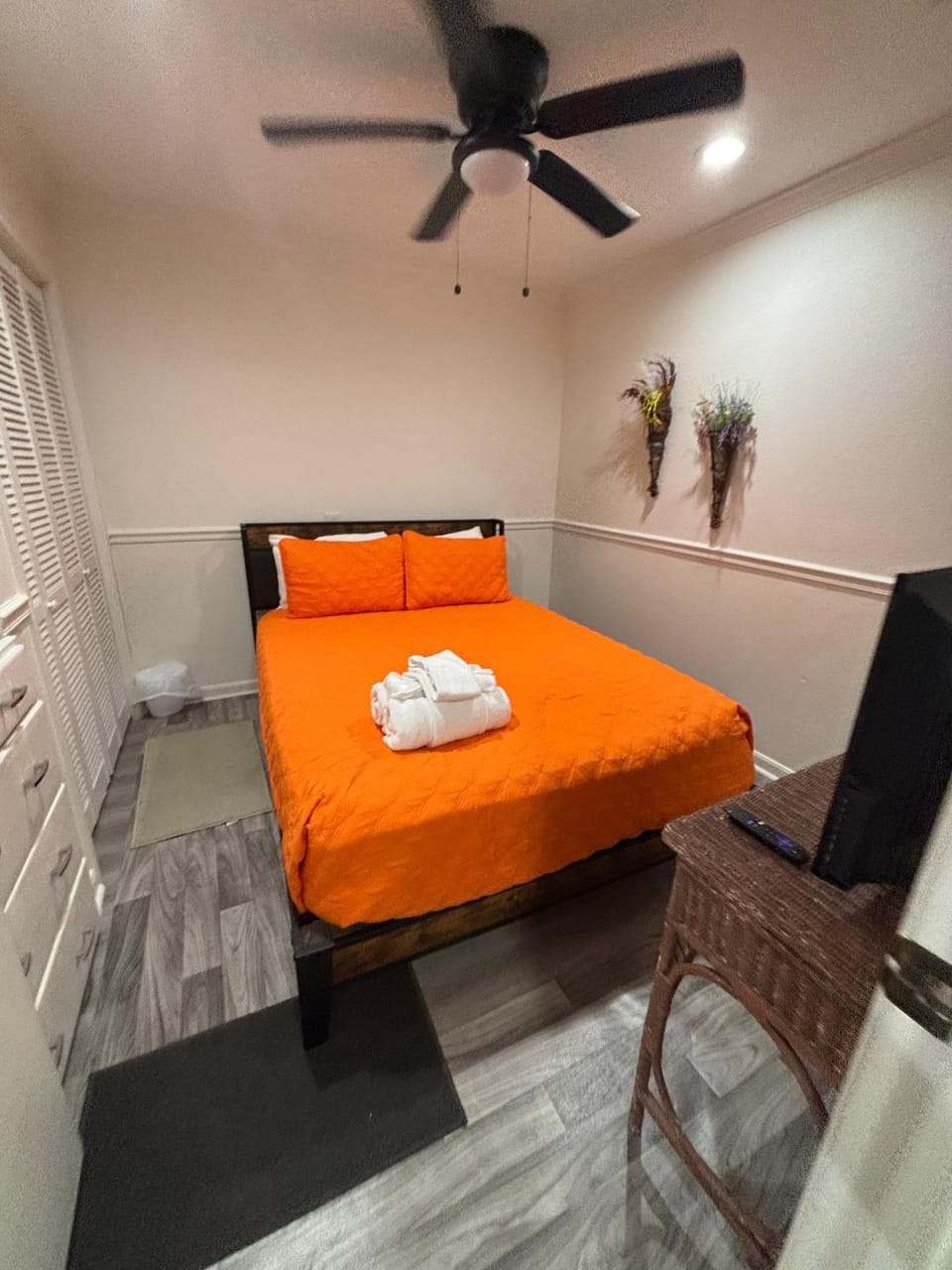 Bed, TV and multimedia, Bedroom, storage, towels, wardrobe