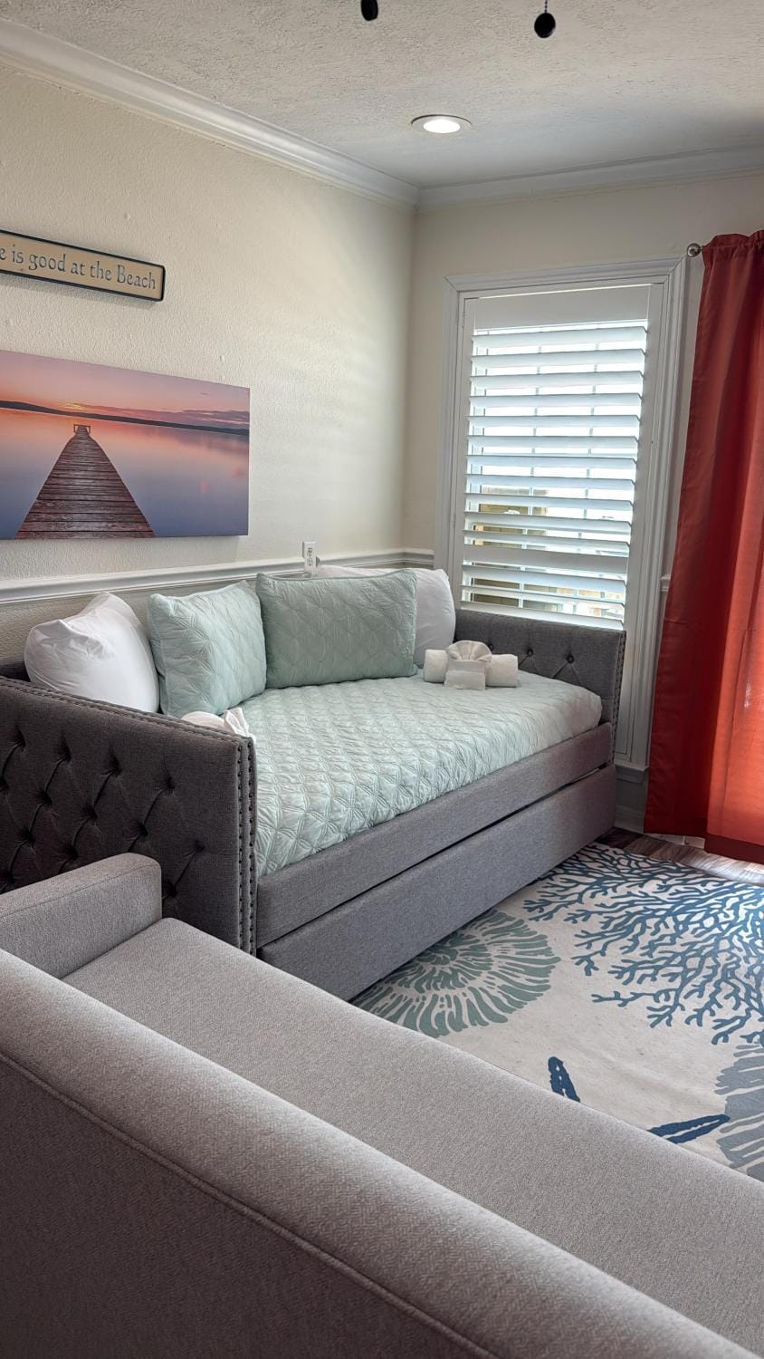 Ocean Front Condo - Cruise Parking -2 Pools -Tennis - Gym - Hot tub - Shoreline Stays 1202 Apartment in Galveston Island