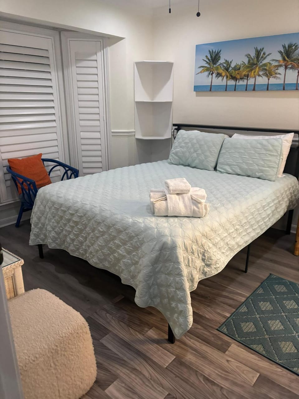 Bed, Decorative detail, Seating area, Bedroom, towels