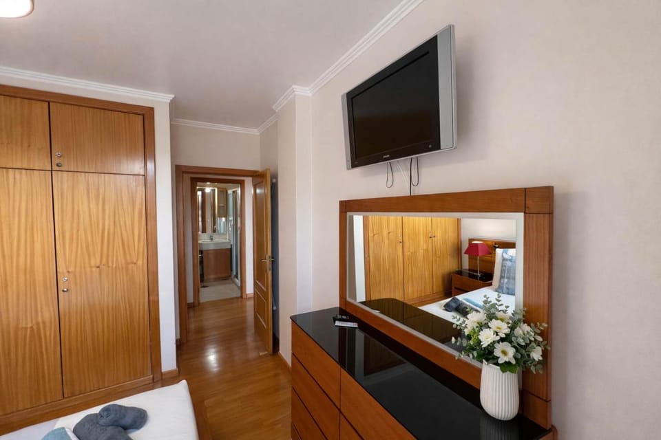 Bed, TV and multimedia, Bedroom