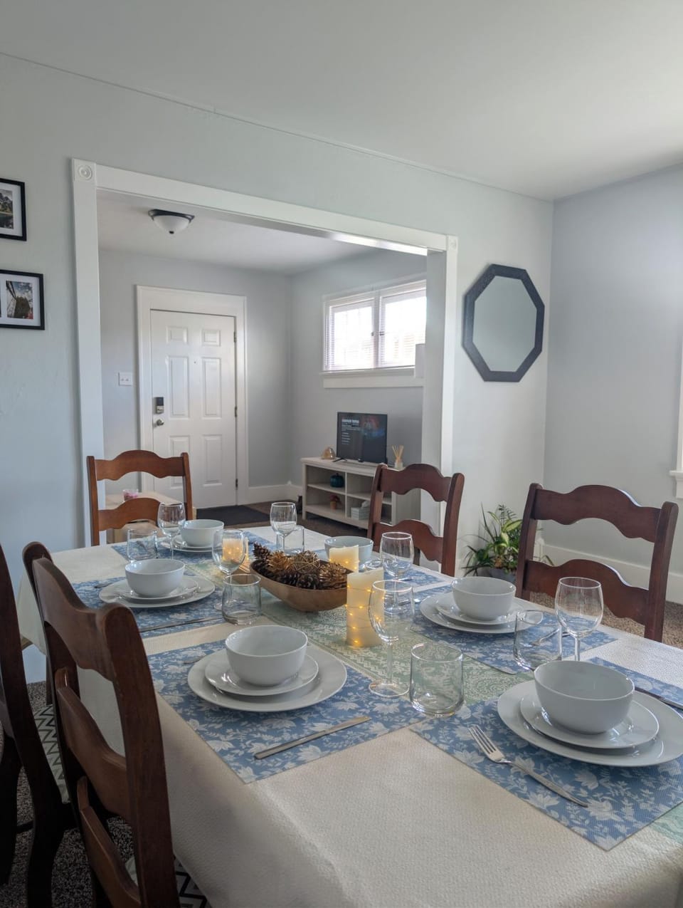 Living room, Food and drinks, Seating area, Dining area, Food