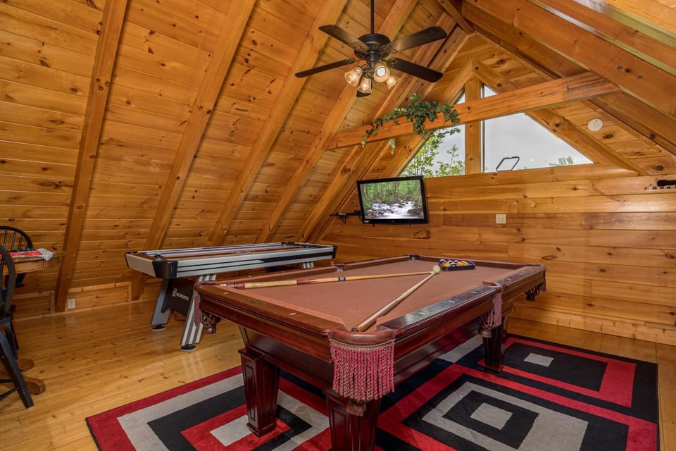 Luxurious Log Cabin Nestled in the Great Smoky Mountains Cabin in Pigeon Forge