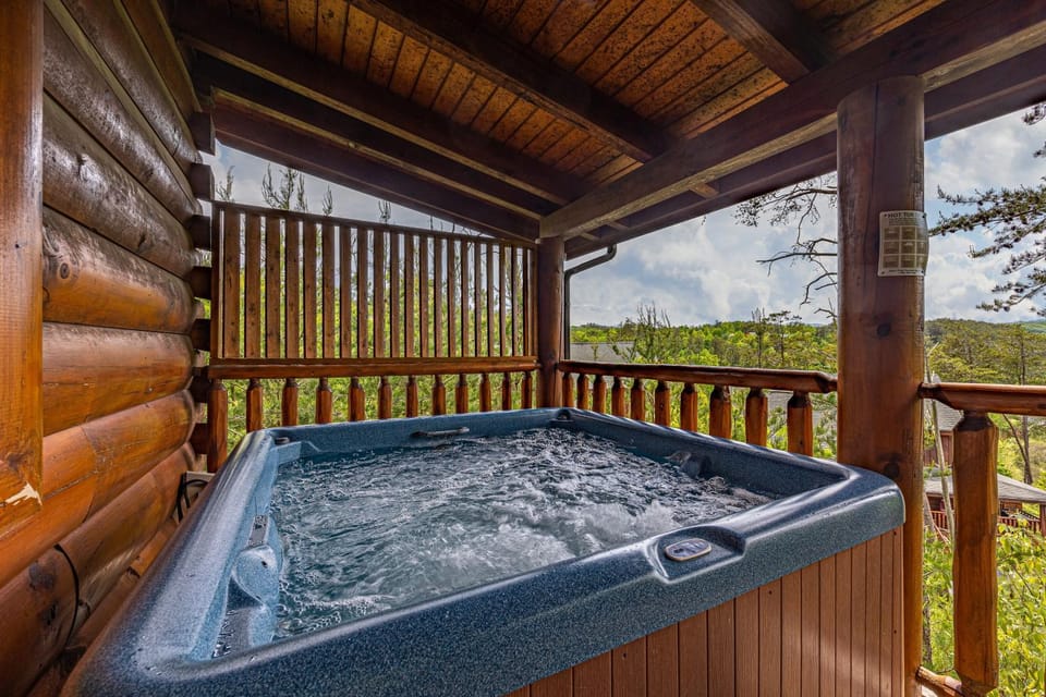 Luxurious Log Cabin Nestled in the Great Smoky Mountains Cabin in Pigeon Forge