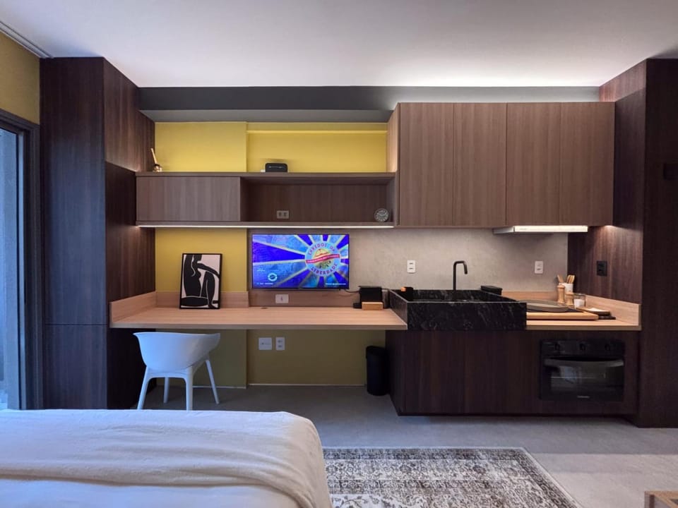 Bed, TV and multimedia, Coffee/tea facilities, Kitchen or kitchenette, Photo of the whole room, Bedroom, oven, pet friendly, stove, toaster