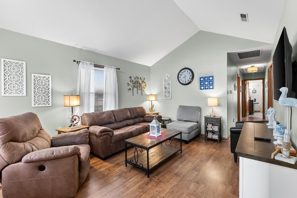 Modern 3BR Condo with BBQ Grill, Outdoor Shower and Reserved Parking House in Wildwood