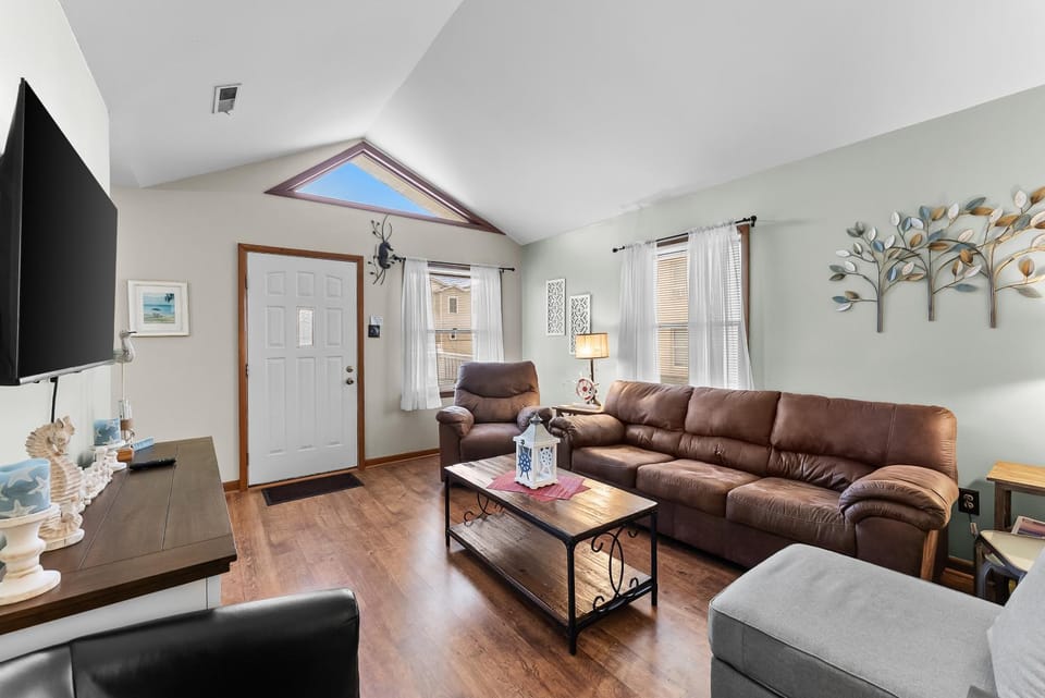 Modern 3BR Condo with BBQ Grill, Outdoor Shower and Reserved Parking House in Wildwood