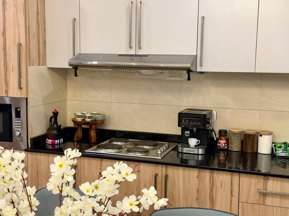 Coffee/tea facilities, Kitchen or kitchenette, microwave, stove