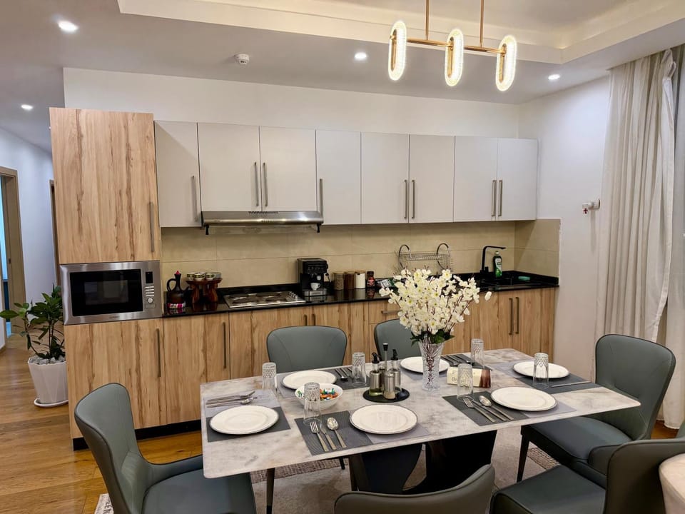 Coffee/tea facilities, Kitchen or kitchenette, Seating area, Dining area, stove